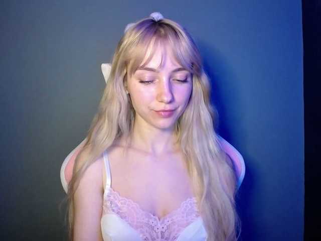 le modèle LuciaGlow est en webcam porno dans un show sur le site bongacams, il possède les tags suivants: White/Caucasian,Blonde,Shaved