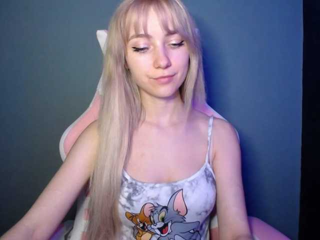 LuciaGlow's BongaCams show and profile