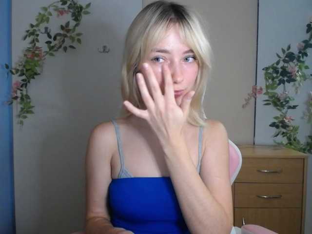 LuciaGlow live cam preview