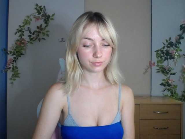 LuciaGlow live cam preview