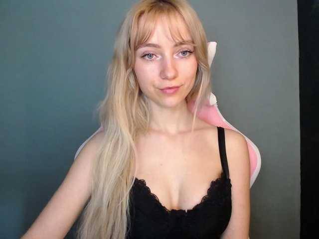 LuciaGlow's BongaCams show and profile