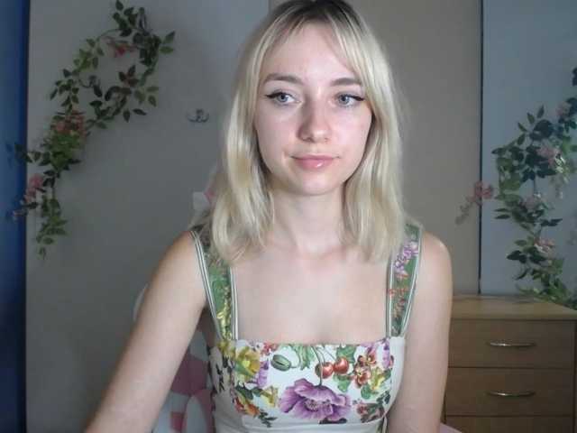 LuciaGlow live cam preview