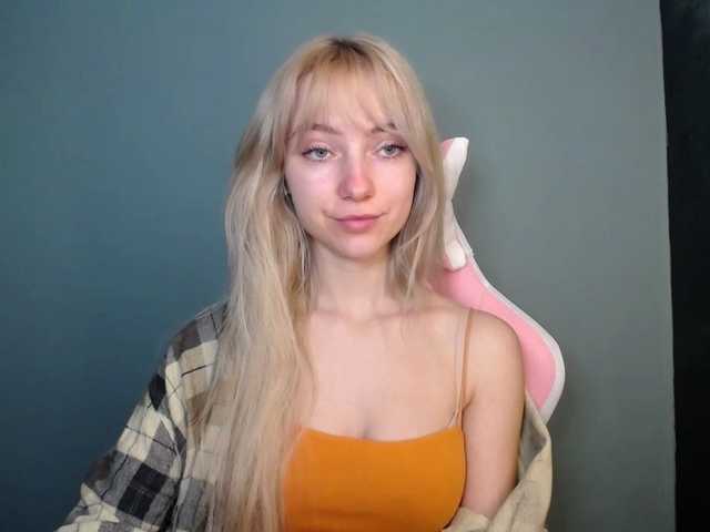 LuciaGlow's BongaCams show and profile