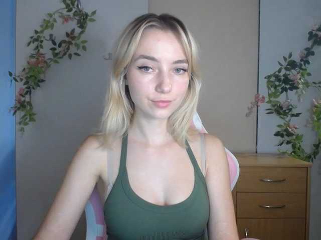 LuciaGlow live cam preview