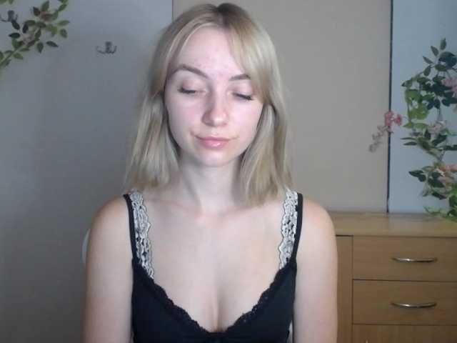 LuciaGlow live cam preview