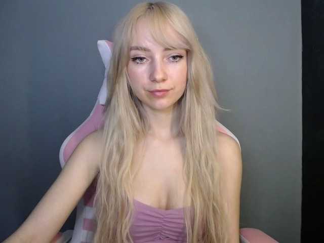 LuciaGlow's BongaCams show and profile