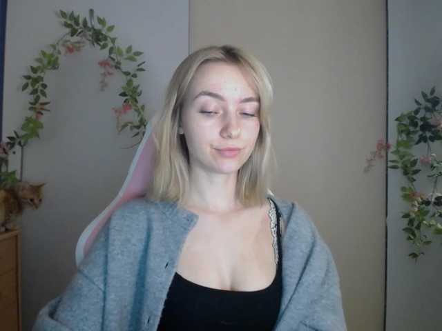 LuciaGlow live cam preview