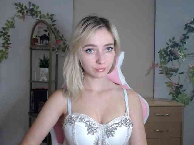 LuciaGlow webcam