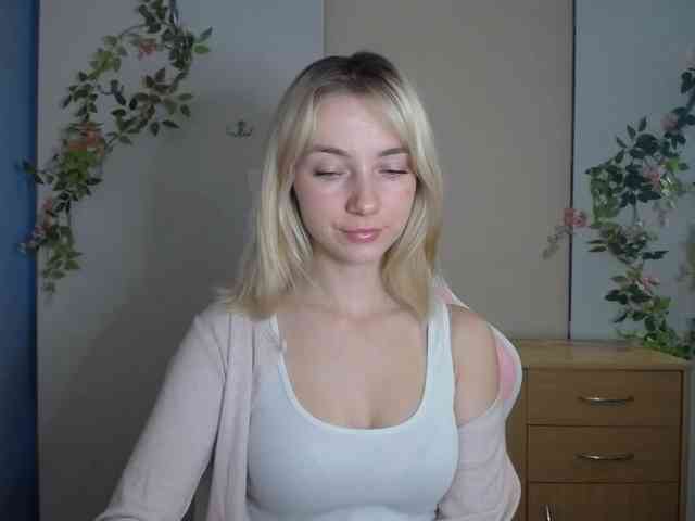 LuciaGlow webcam