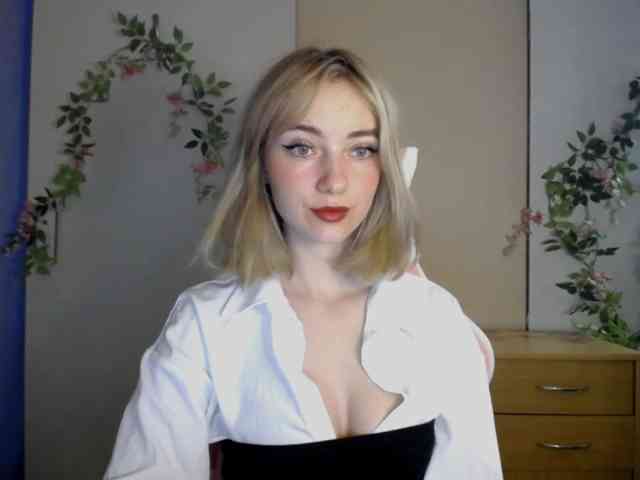 LuciaGlow webcam