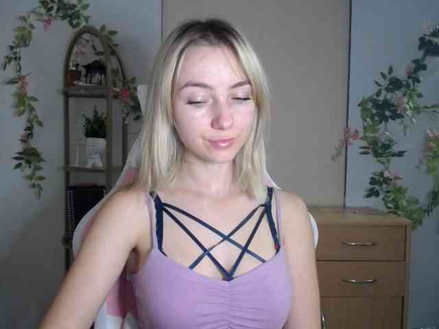 LuciaGlow's webcam live show