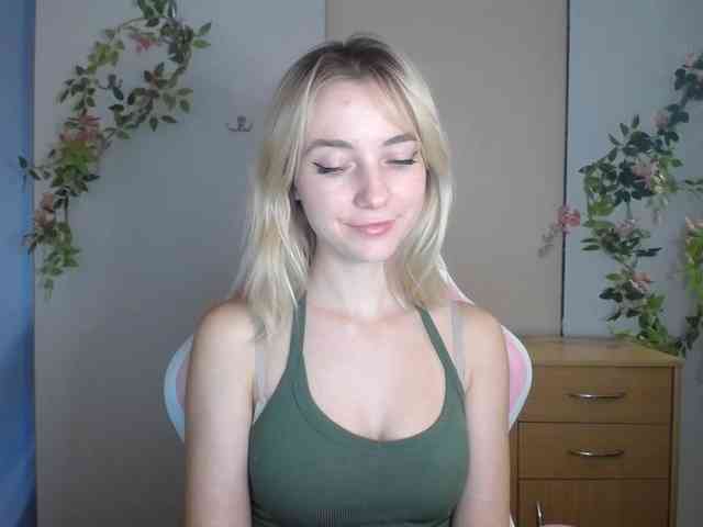 LuciaGlow webcam