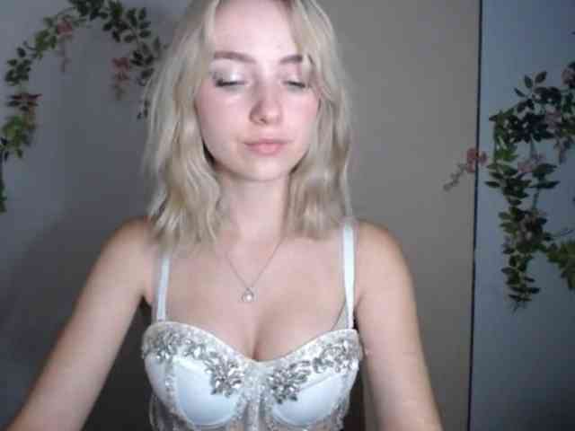 LuciaGlow webcam
