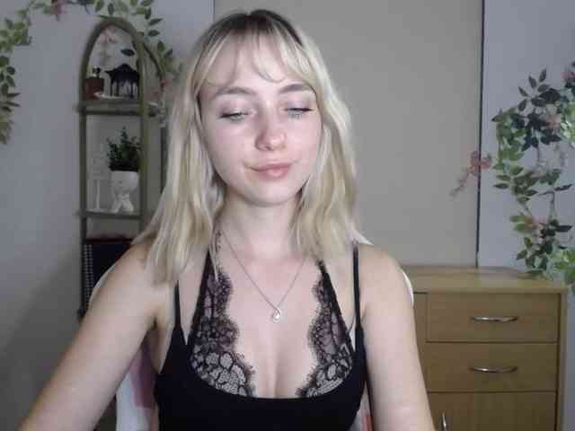 LuciaGlow webcam