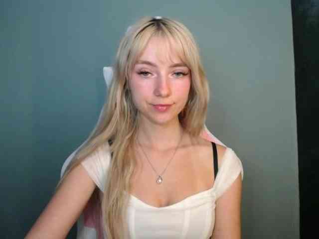 LuciaGlow webcam