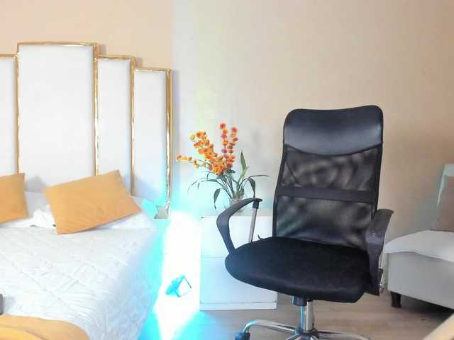 Rosalinda-77 live cam on BongaCams