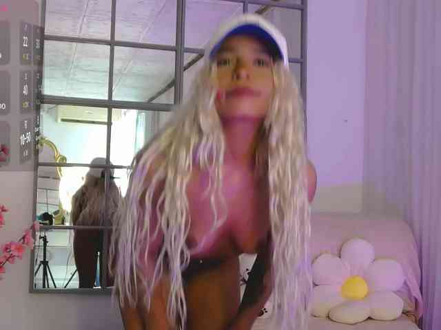 SarahRaiynex webcam