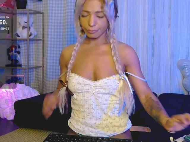SarahRaiynex webcam