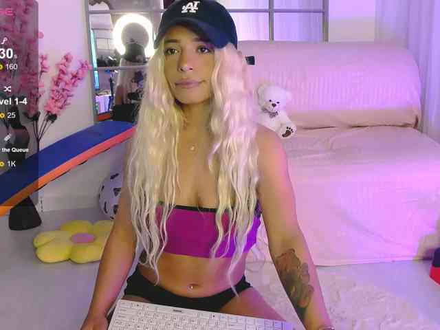 SarahRaiynex webcam
