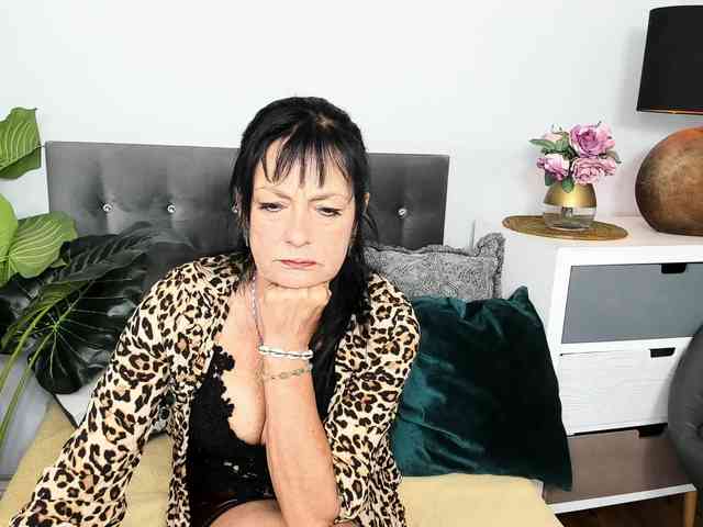 CrystalWomenX webcam