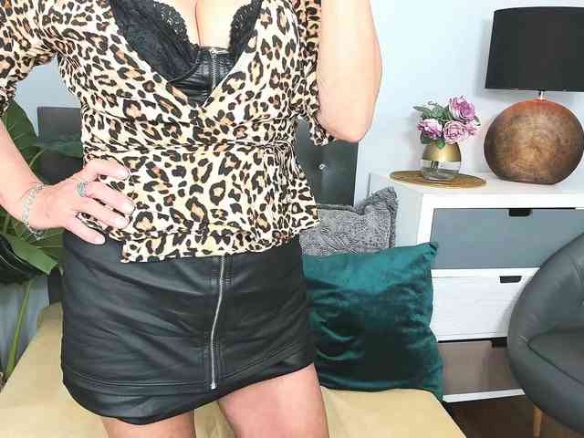 CrystalWomenX webcam