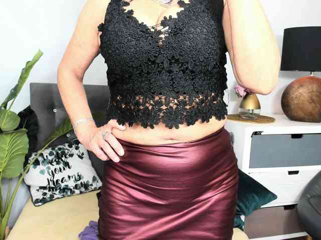 CrystalWomenX webcam