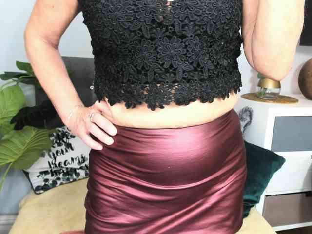 CrystalWomenX webcam