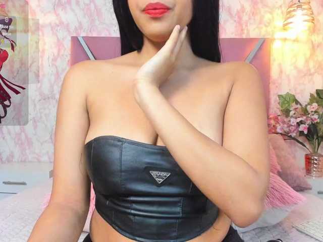 Estrellaa11 live cam on BongaCams
