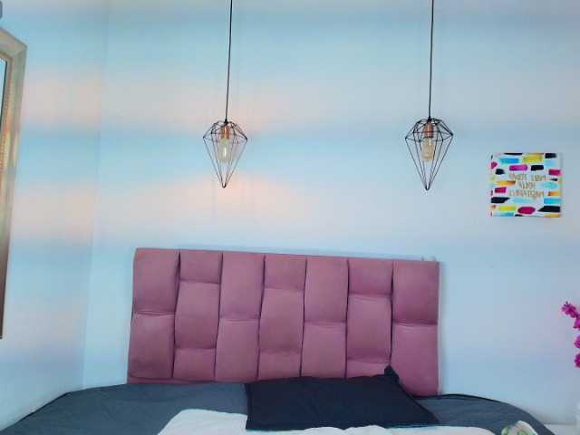 Melannyy-- live cam on BongaCams