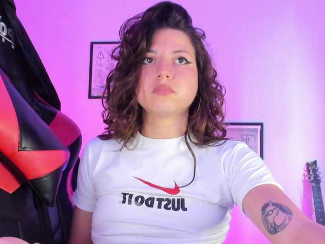 lolamustaine live cam on BongaCams