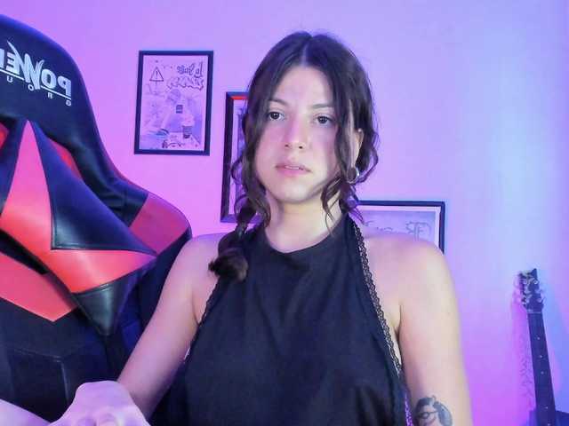 lolamustaine live cam on BongaCams