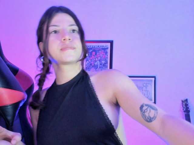 lolamustaine live cam on BongaCams