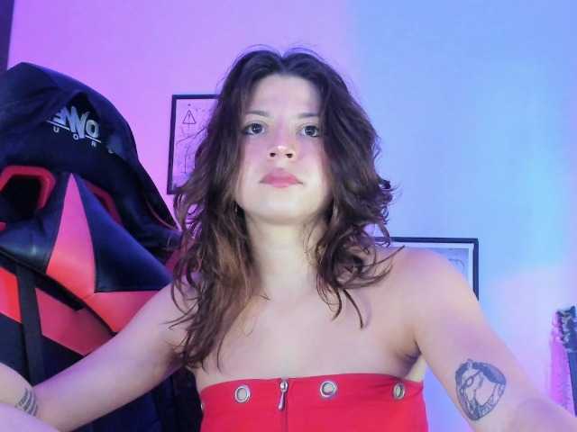 lolamustaine live cam on BongaCams