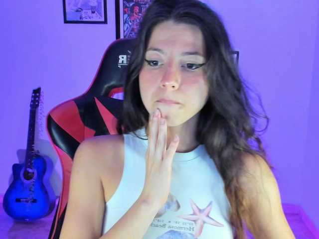 lolamustaine live cam on BongaCams
