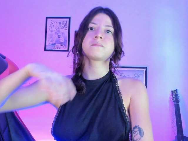lolamustaine live cam on BongaCams