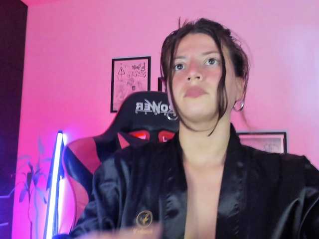 lolamustaine live cam on BongaCams
