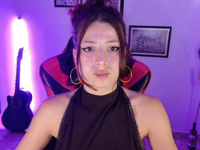 lolamustaine live cam on BongaCams