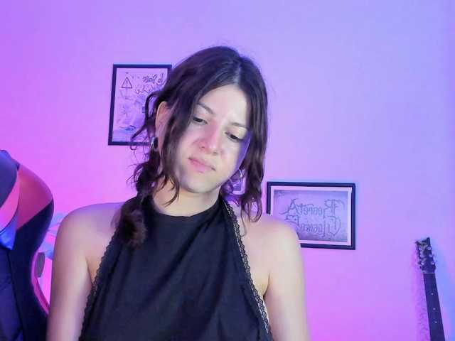 lolamustaine live cam on BongaCams