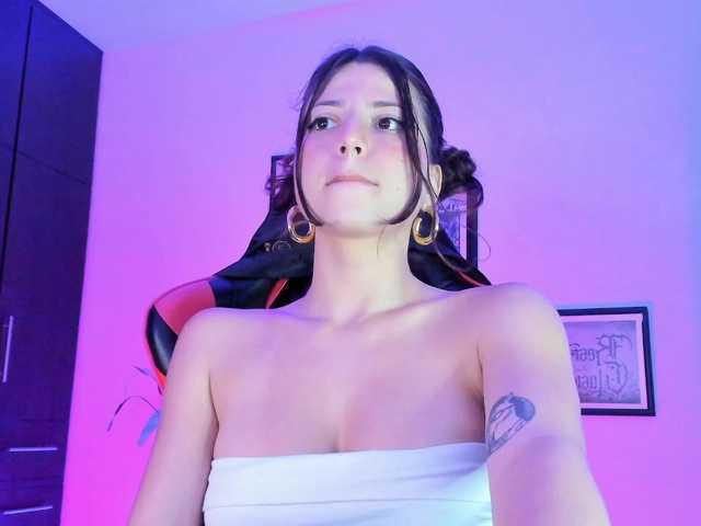 lolamustaine live cam on BongaCams