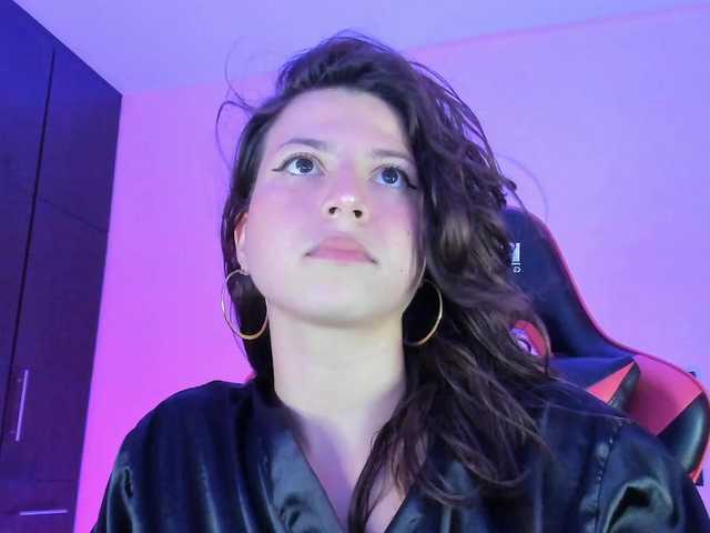 lolamustaine live cam on BongaCams