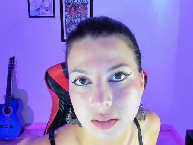 lolamustaine live cam on BongaCams