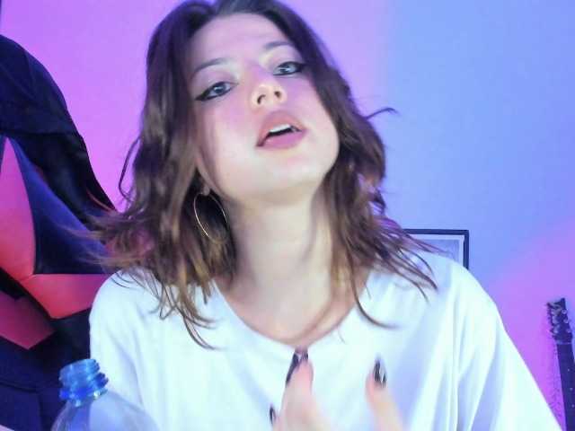 lolamustaine live cam on BongaCams