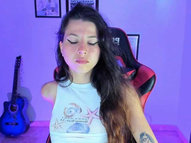 lolamustaine live cam on BongaCams