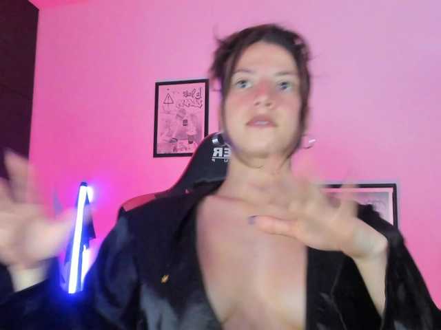 lolamustaine live cam on BongaCams