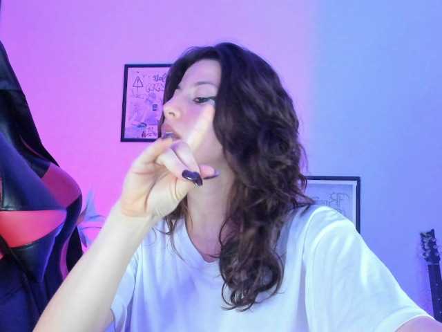lolamustaine live cam on BongaCams