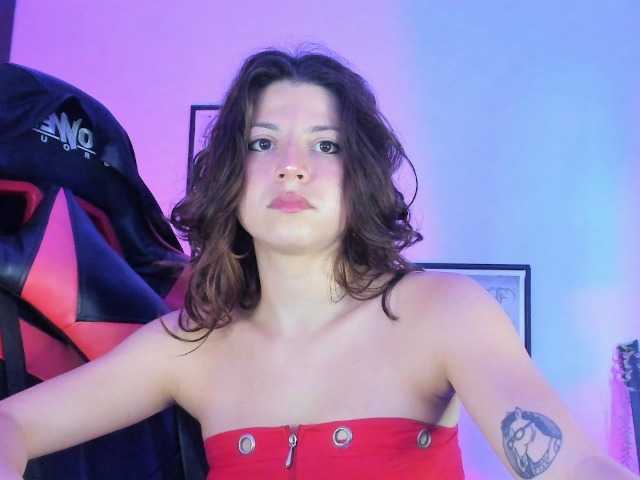 lolamustaine live cam on BongaCams