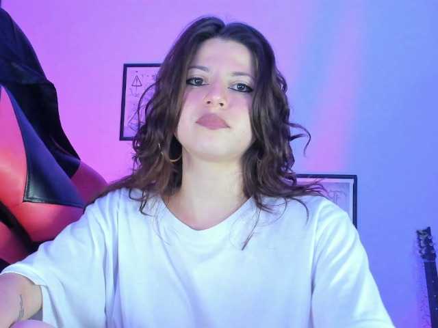 lolamustaine live cam on BongaCams