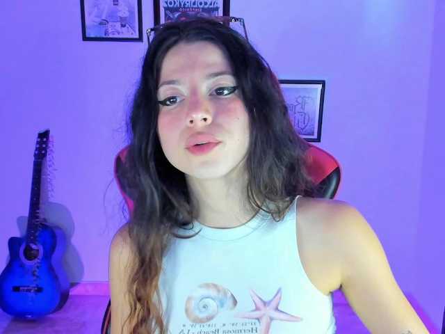 lolamustaine live cam on BongaCams