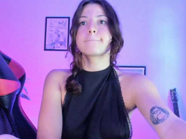 lolamustaine live cam on BongaCams