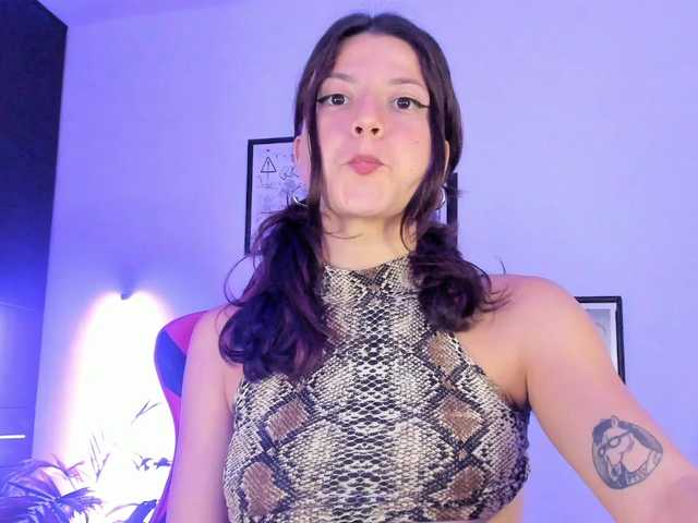 lolamustaine live cam on BongaCams